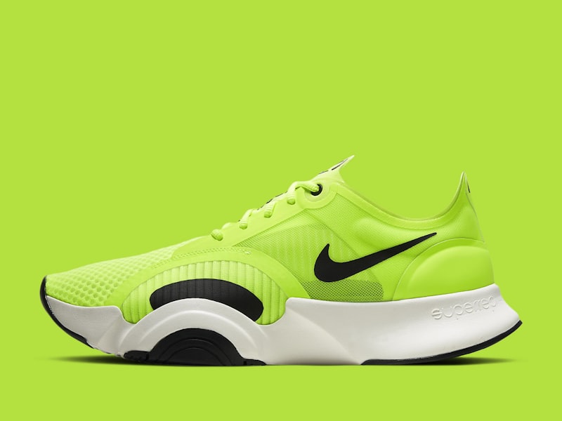 荧光绿色跑鞋在跑步机上，展示其轻便与动感设计