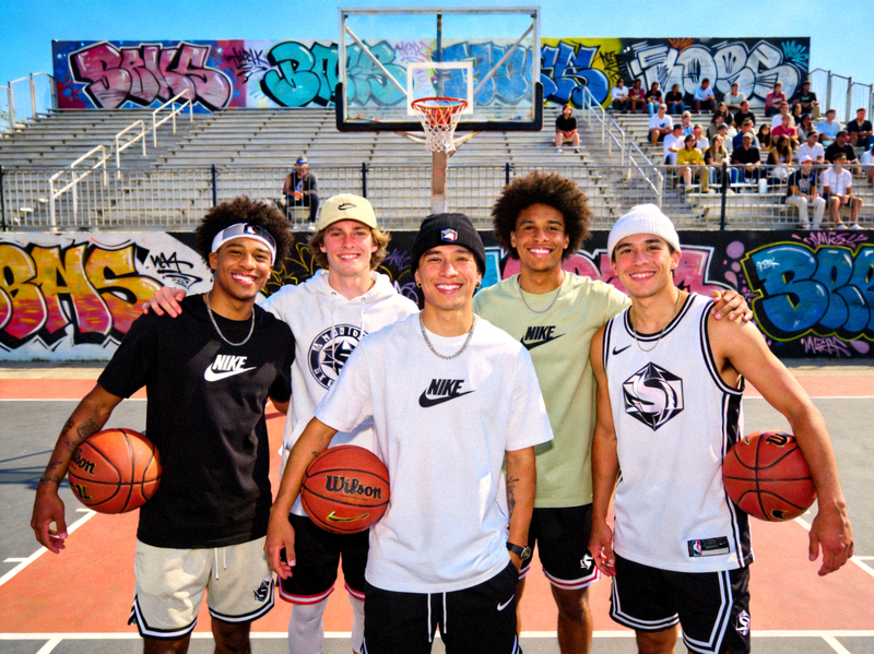 品牌创始团队在街头篮球场合影，充满青春与活力